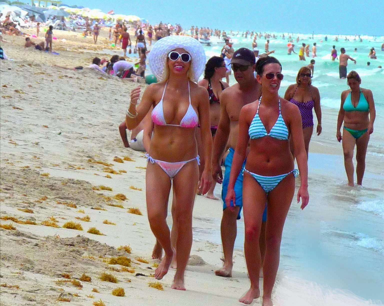 Обычные женщины на пляже