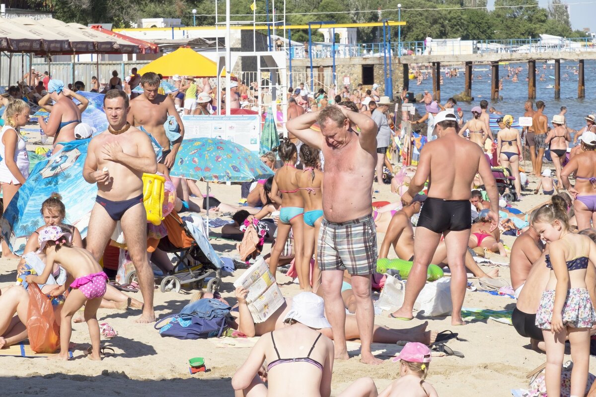 Люди на пляже Россия