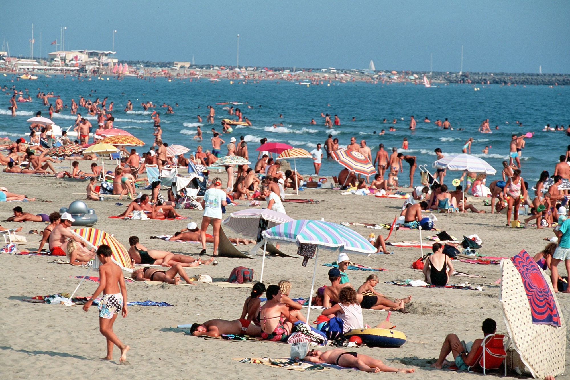 Нудисты на французском пляже Кап Даг - Cap d'Agde фото