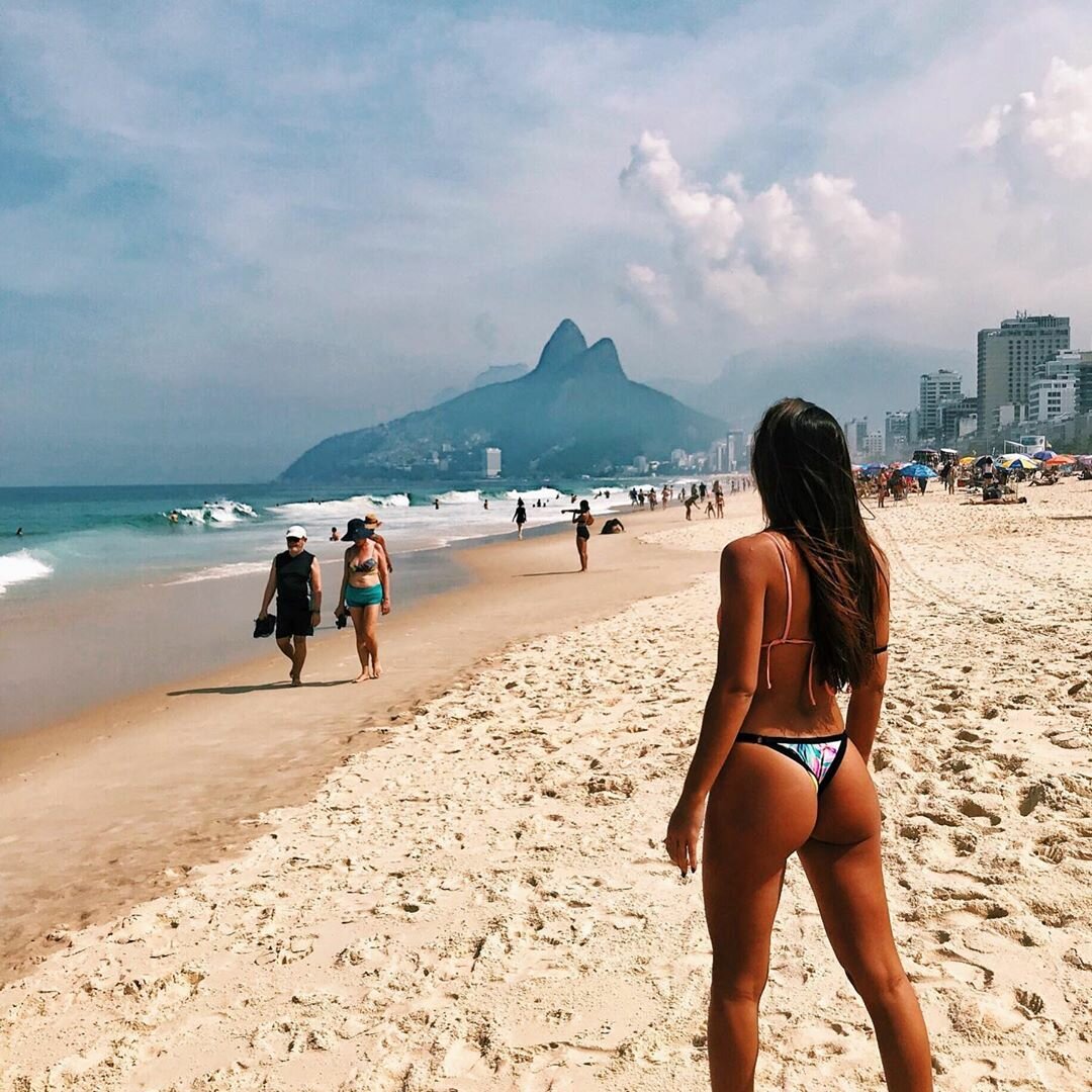 Бразильская девушка на пляже показала грудь 