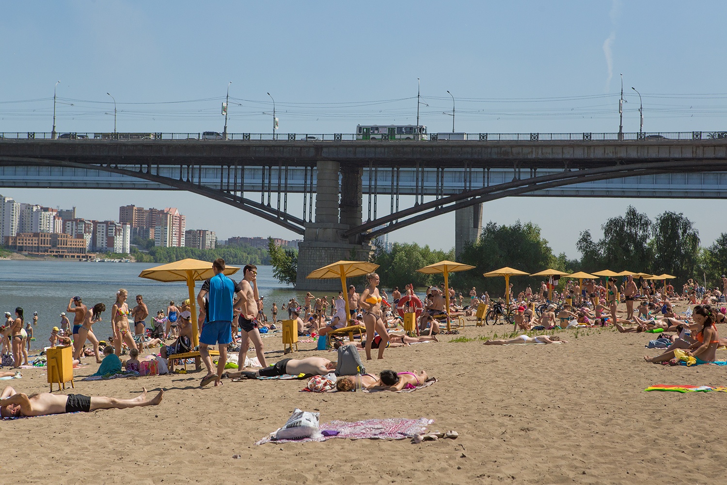 на городском пляже