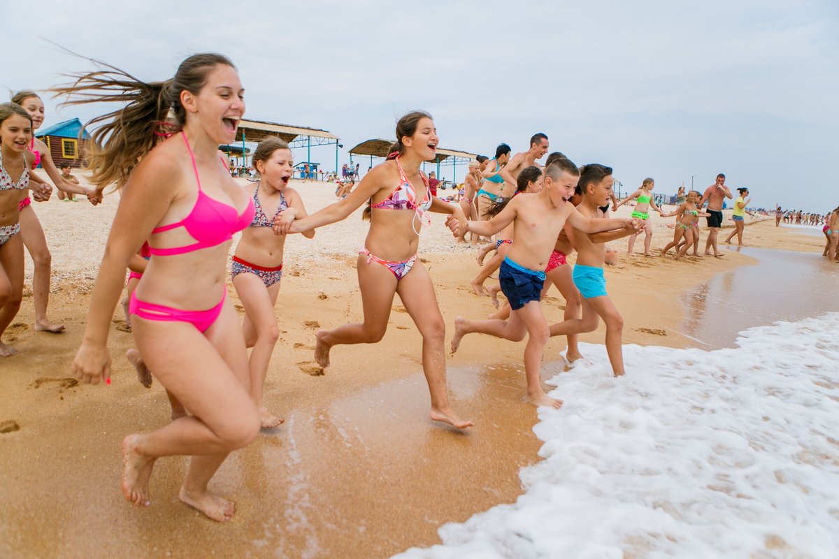 подростки в пляже