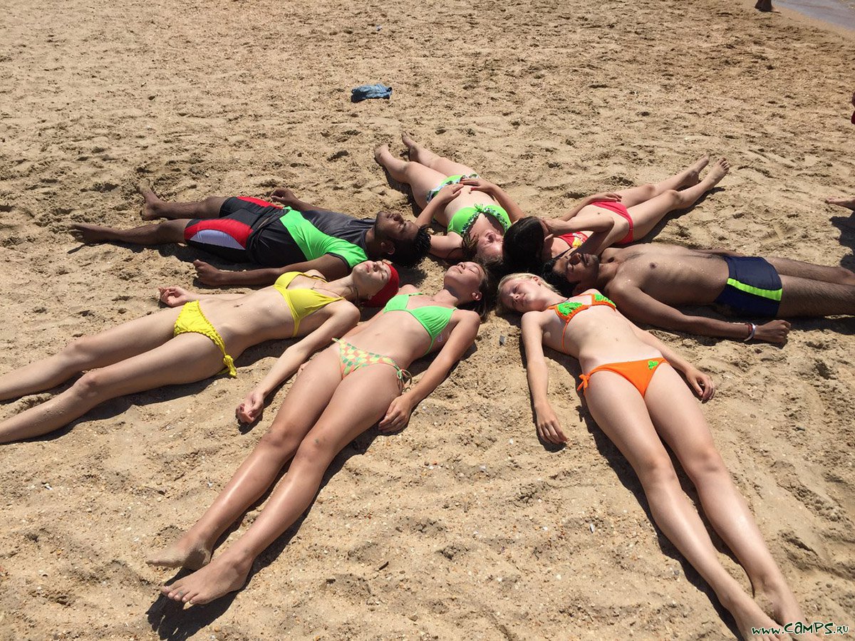 Сладенькие гимнастки отдыхают на пляже