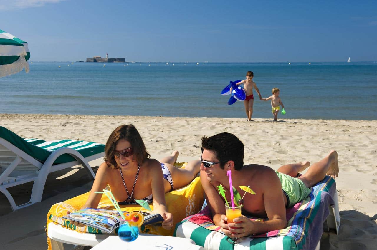 Нудисты на французском пляже Кап Даг - Cap d'Agde фото