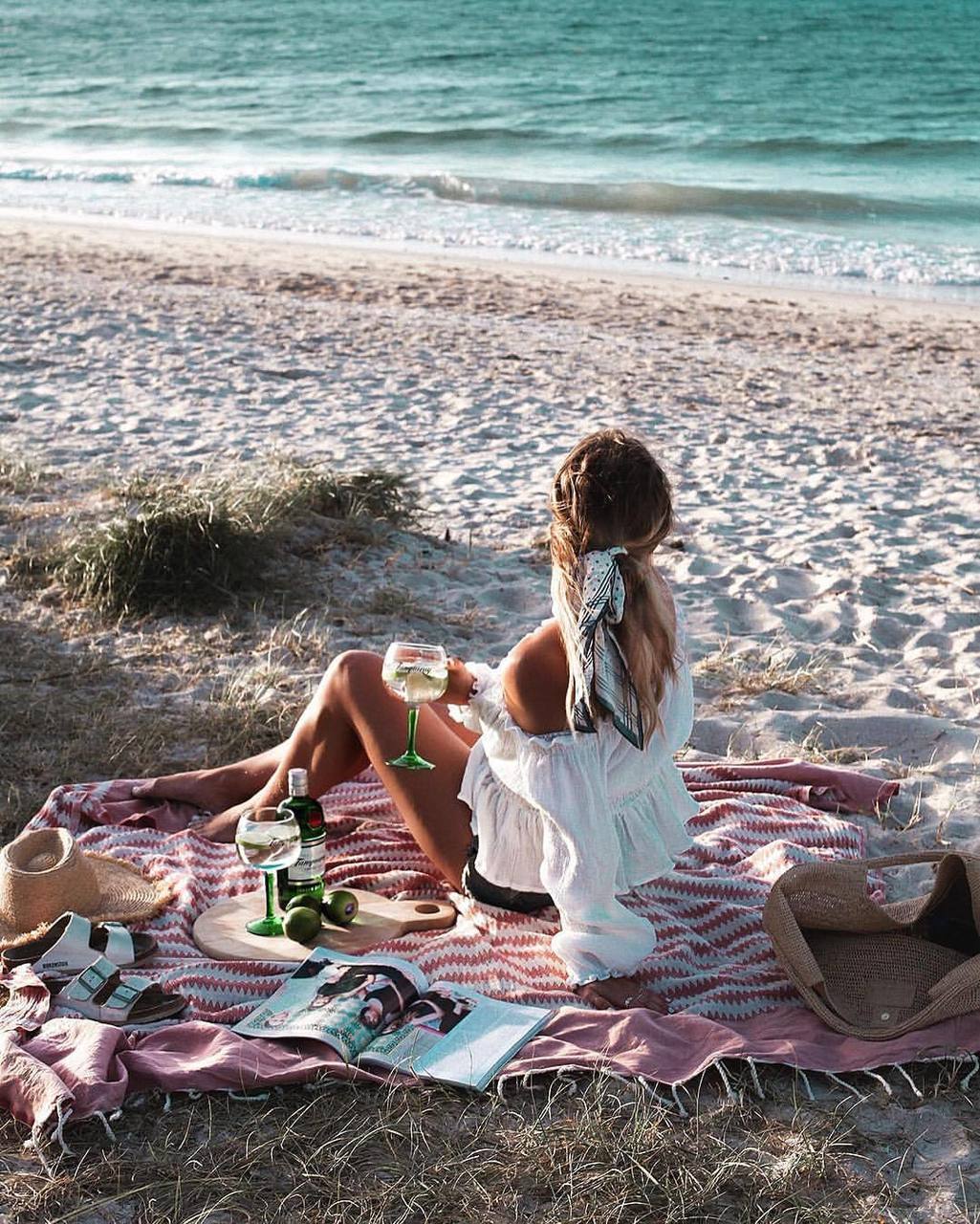 Пикник на пляже фотосессия девушки