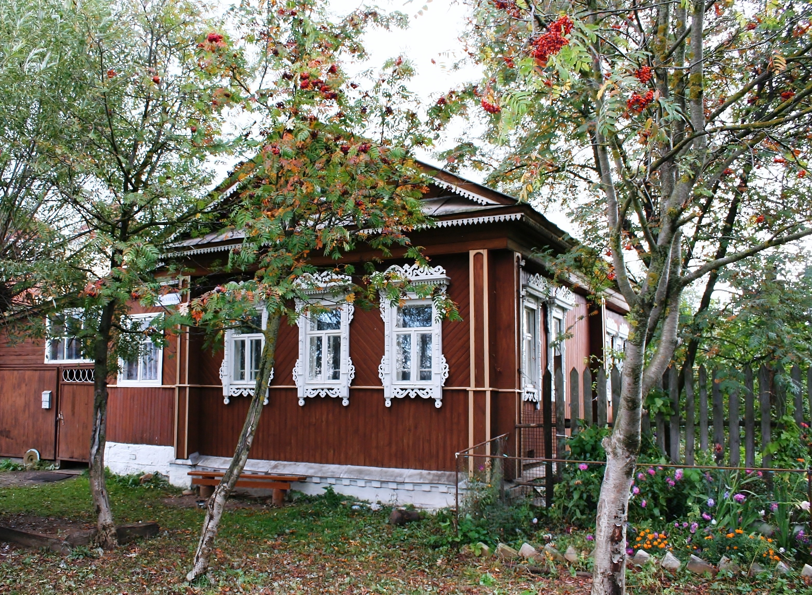 Деревенский дом с палисадником
