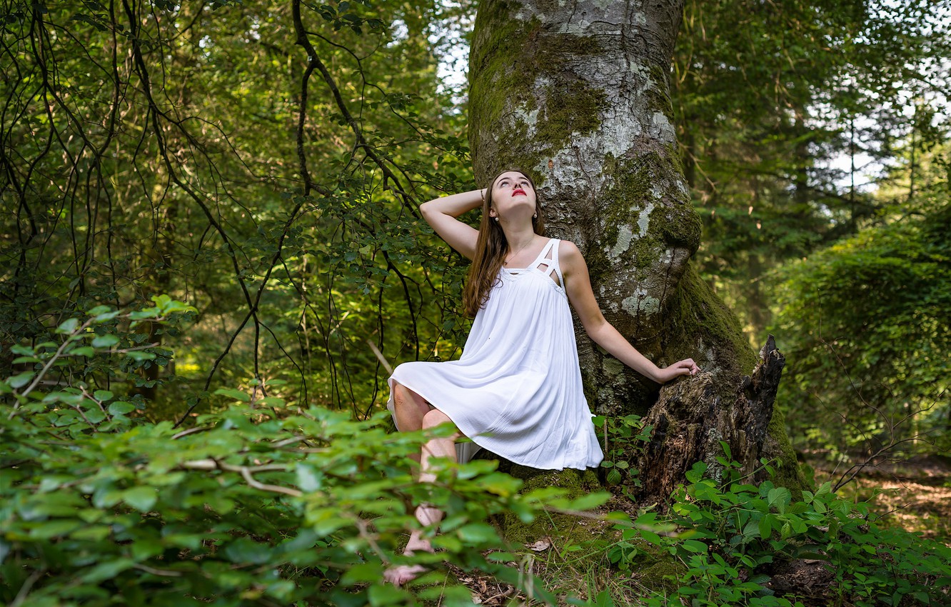 Фото девушки оголившей сиськи в лесу