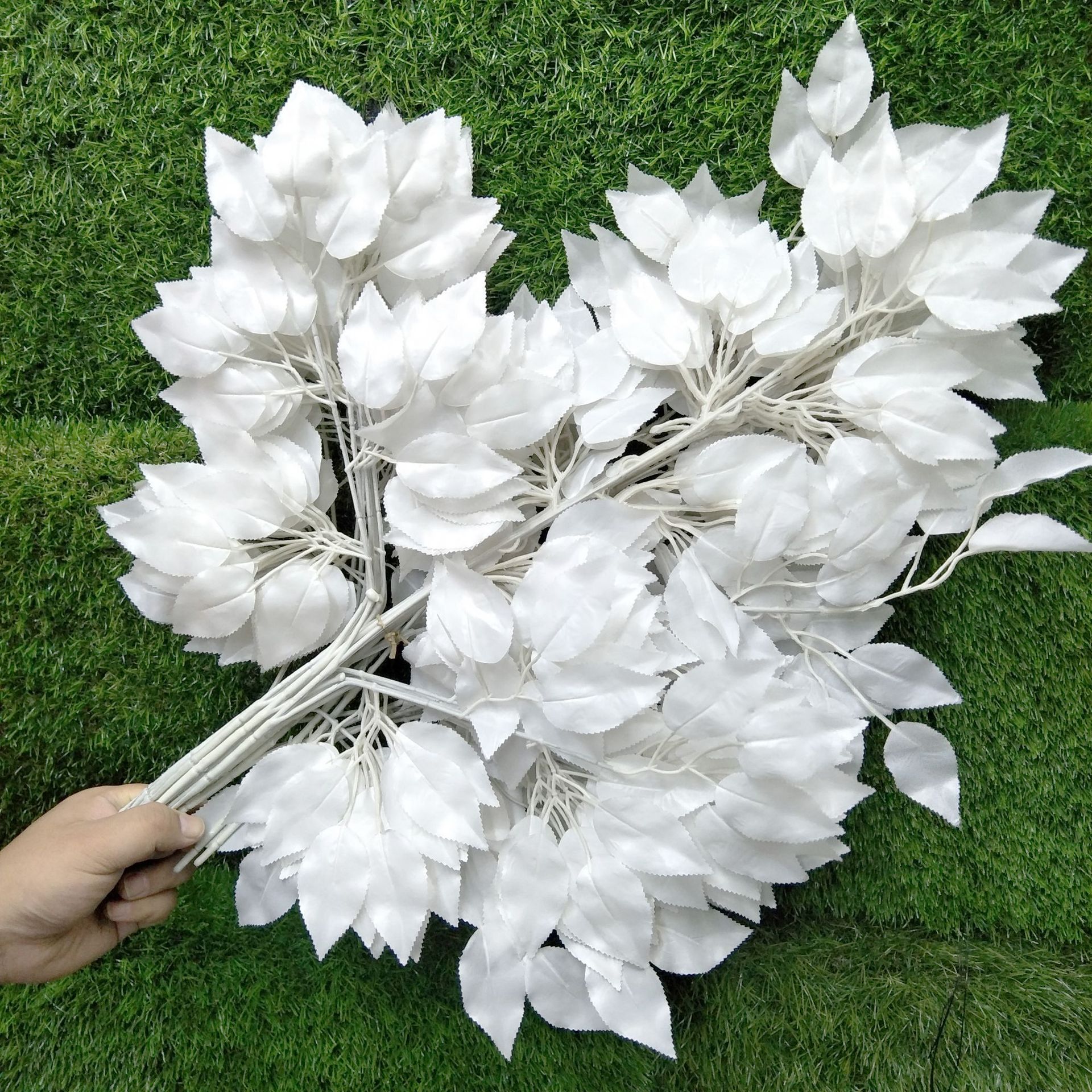 Белые искусственные цветы