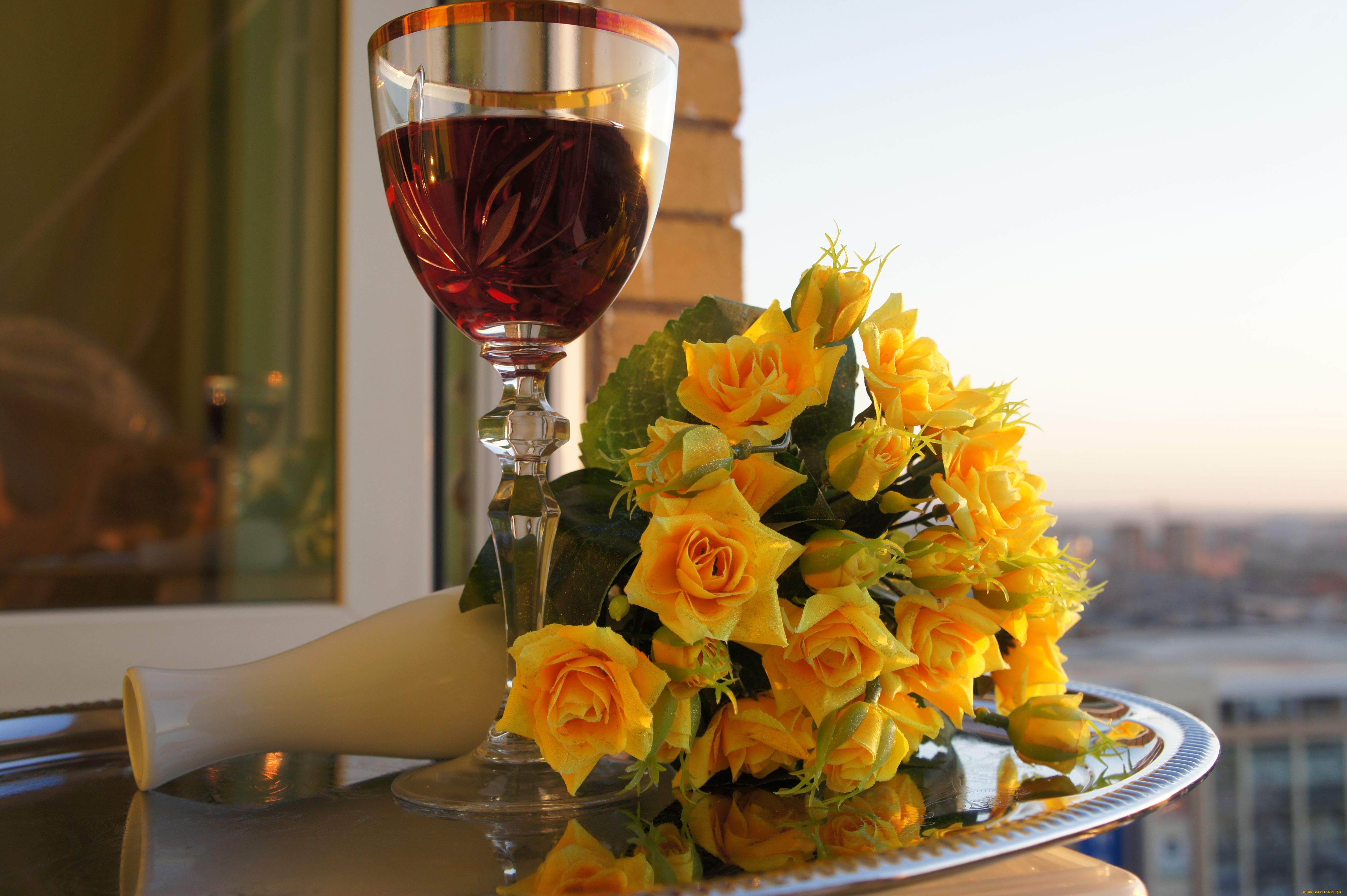 Букет желтых роз в вазе на столе