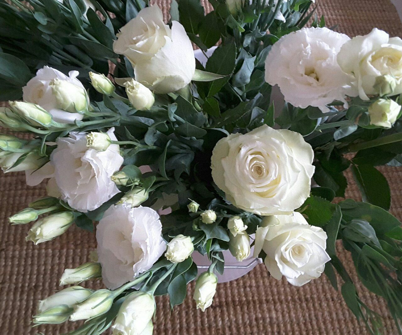 Белые розы и лизиантус