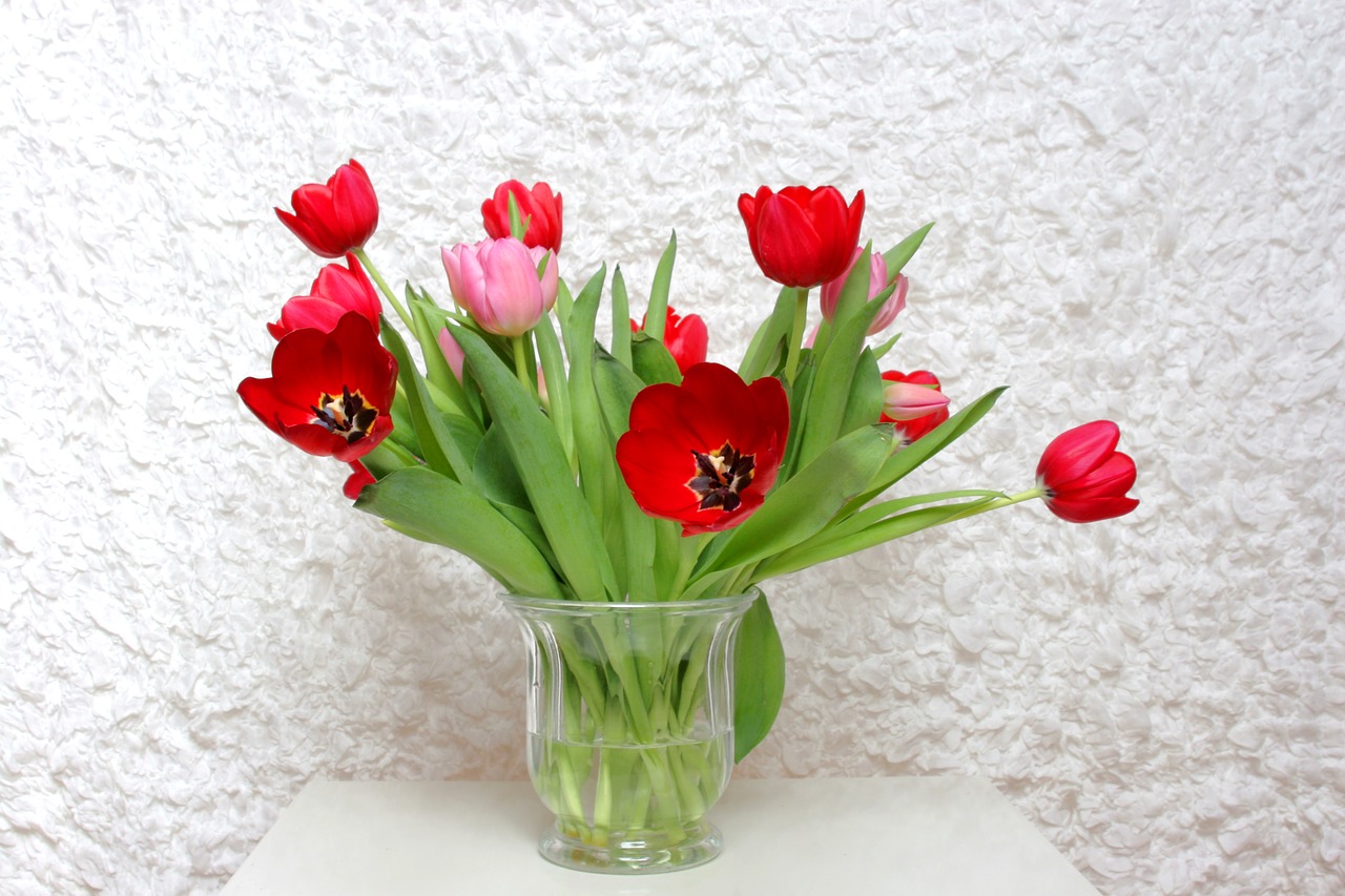 Тюльпаны в вазе картинки