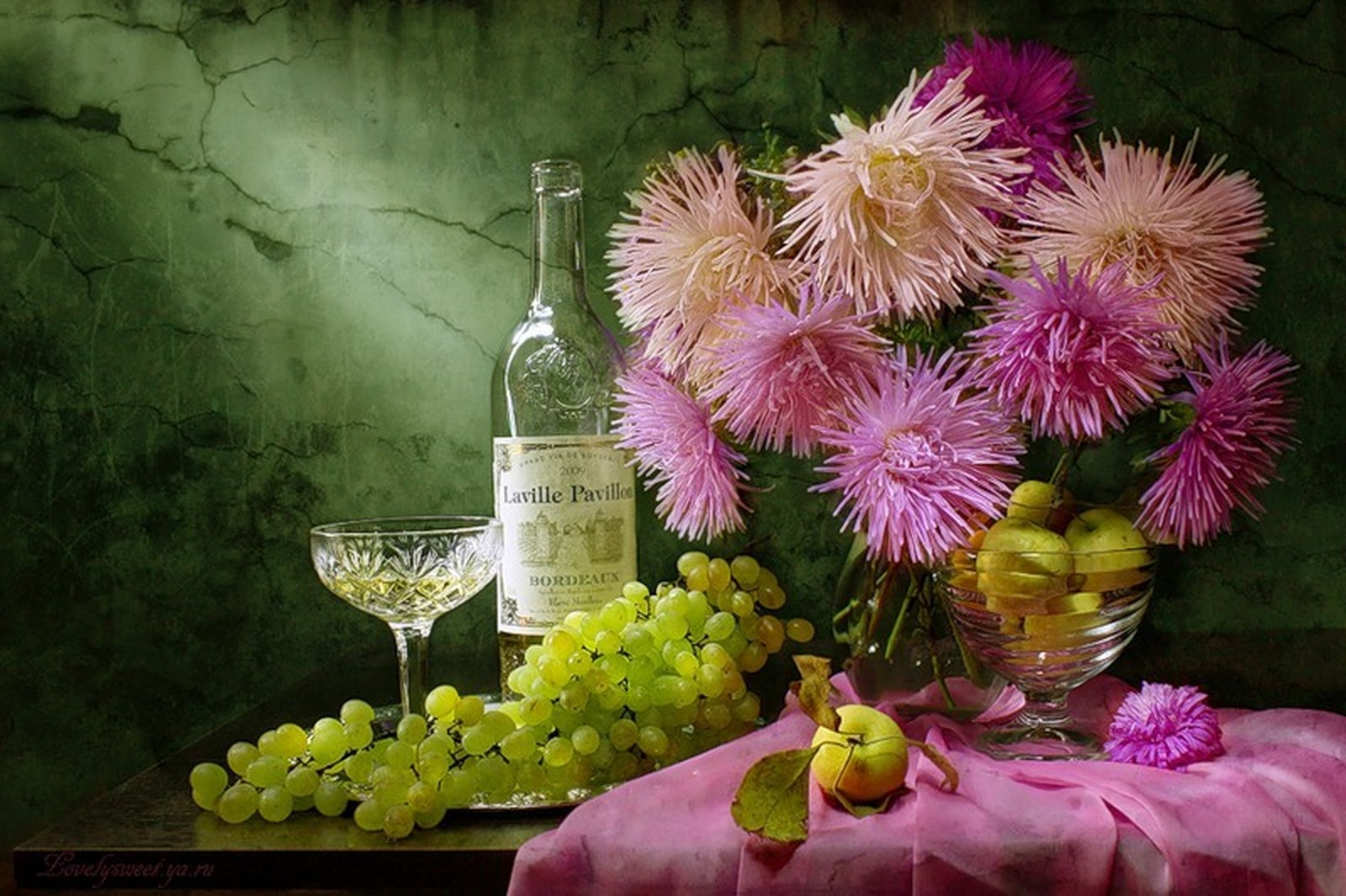 Вино и цветы хризантемы