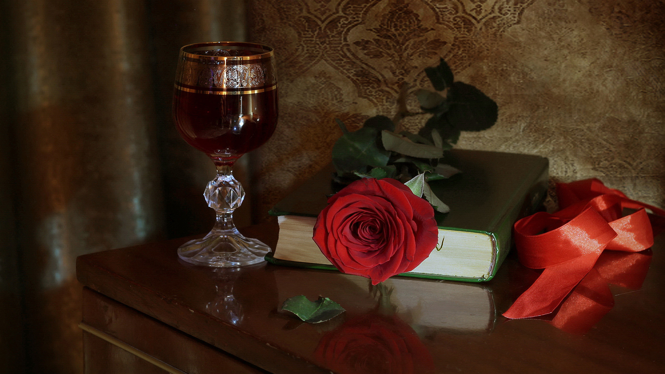 Бокал вина и роза