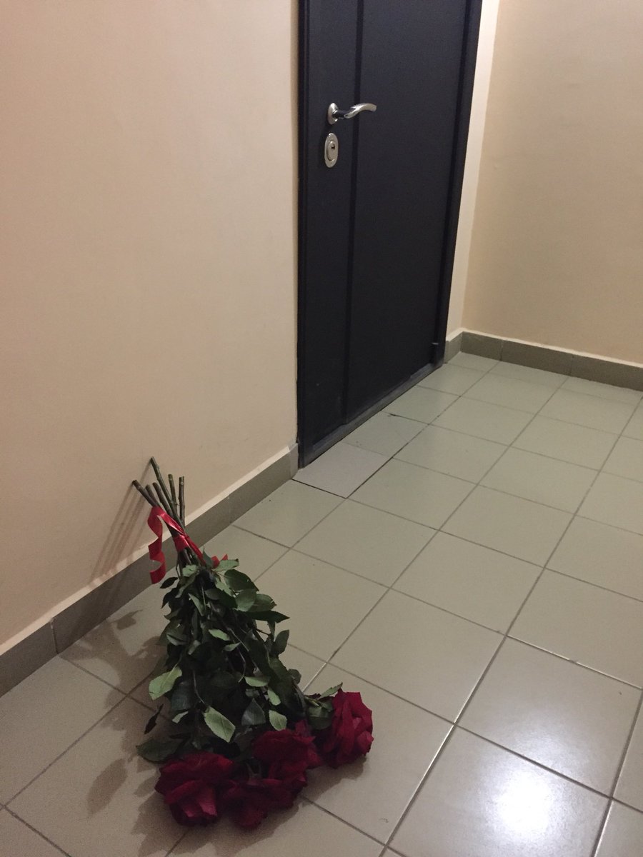 Букет роз у двери квартиры