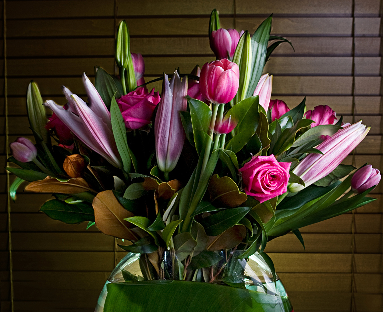 Красивый букет тюльпанов на столе