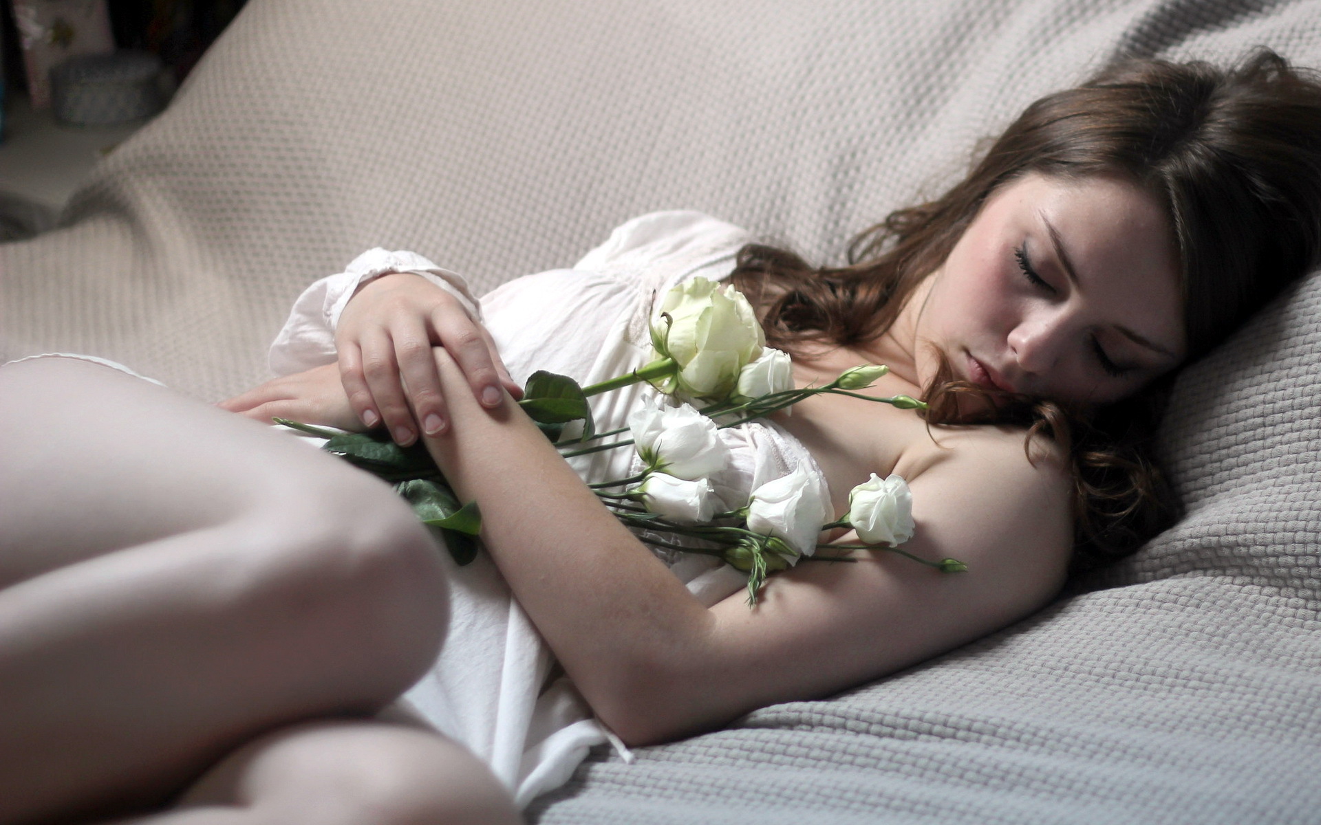 Девушка спит с розой