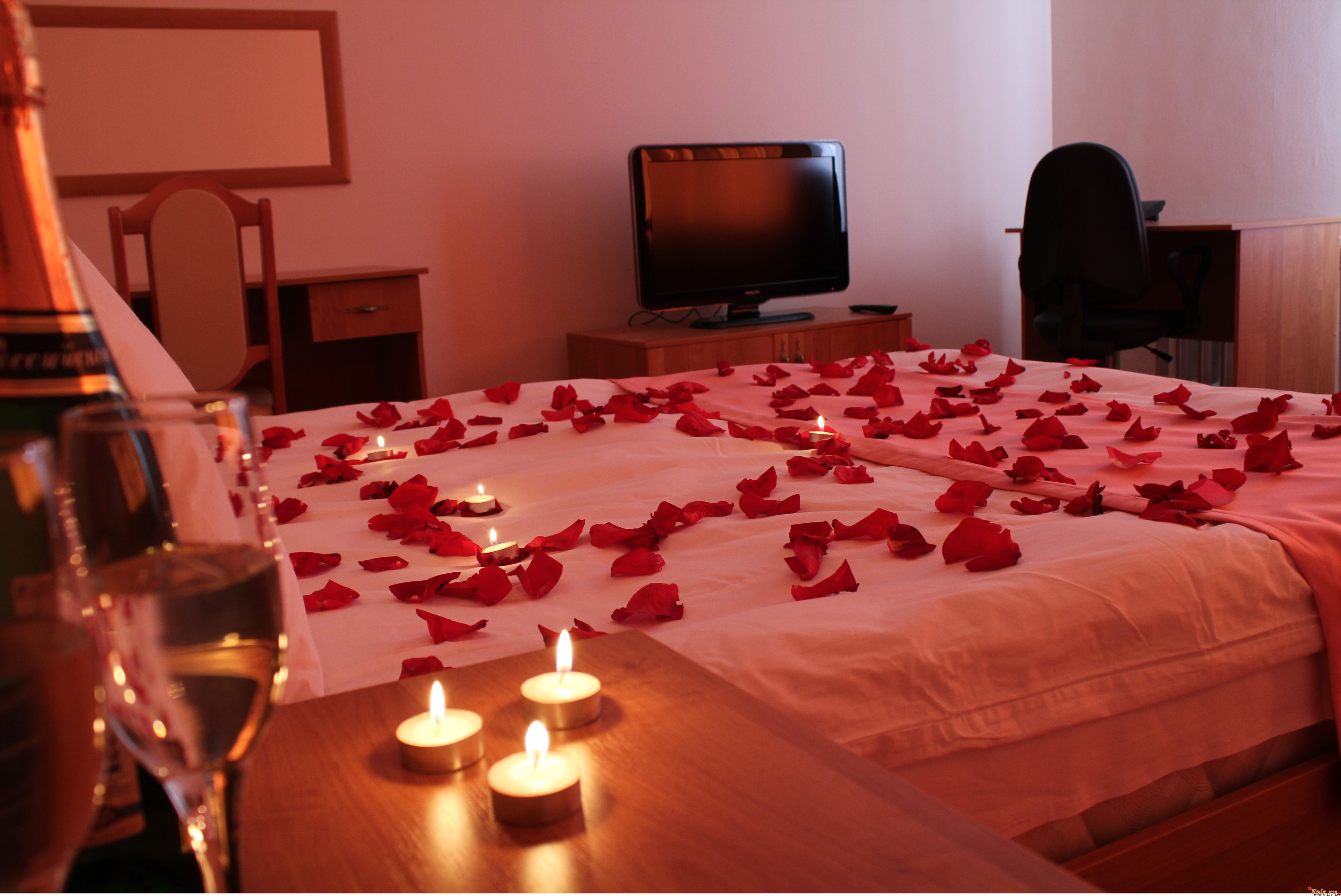 Нереально красивый романтический секс в постели с лепестками роз 