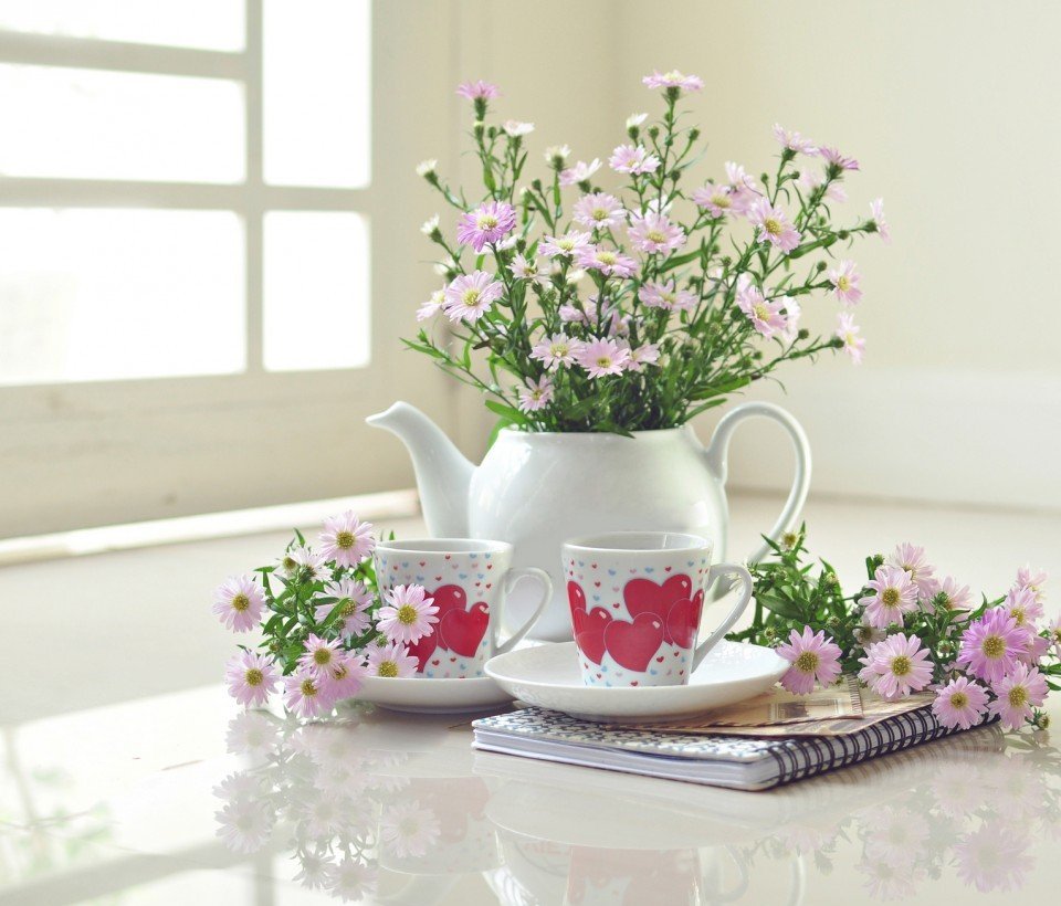 Букет полевых цветов и чашка чая