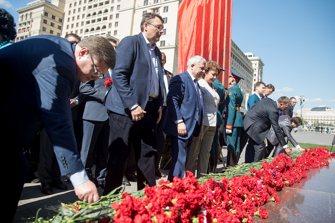 Церемония возложения цветов к могиле неизвестного солдата