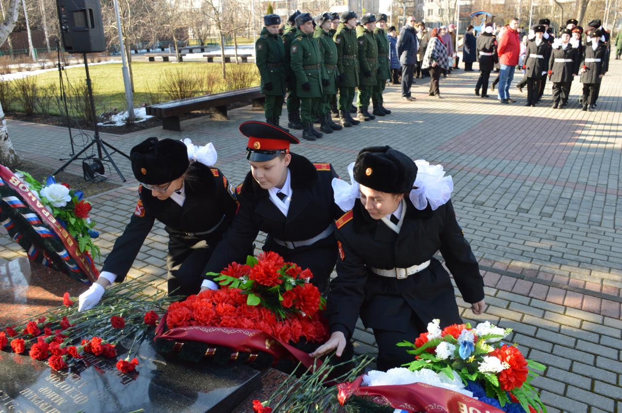 Возложили цветы к памятнику погибшим воинам