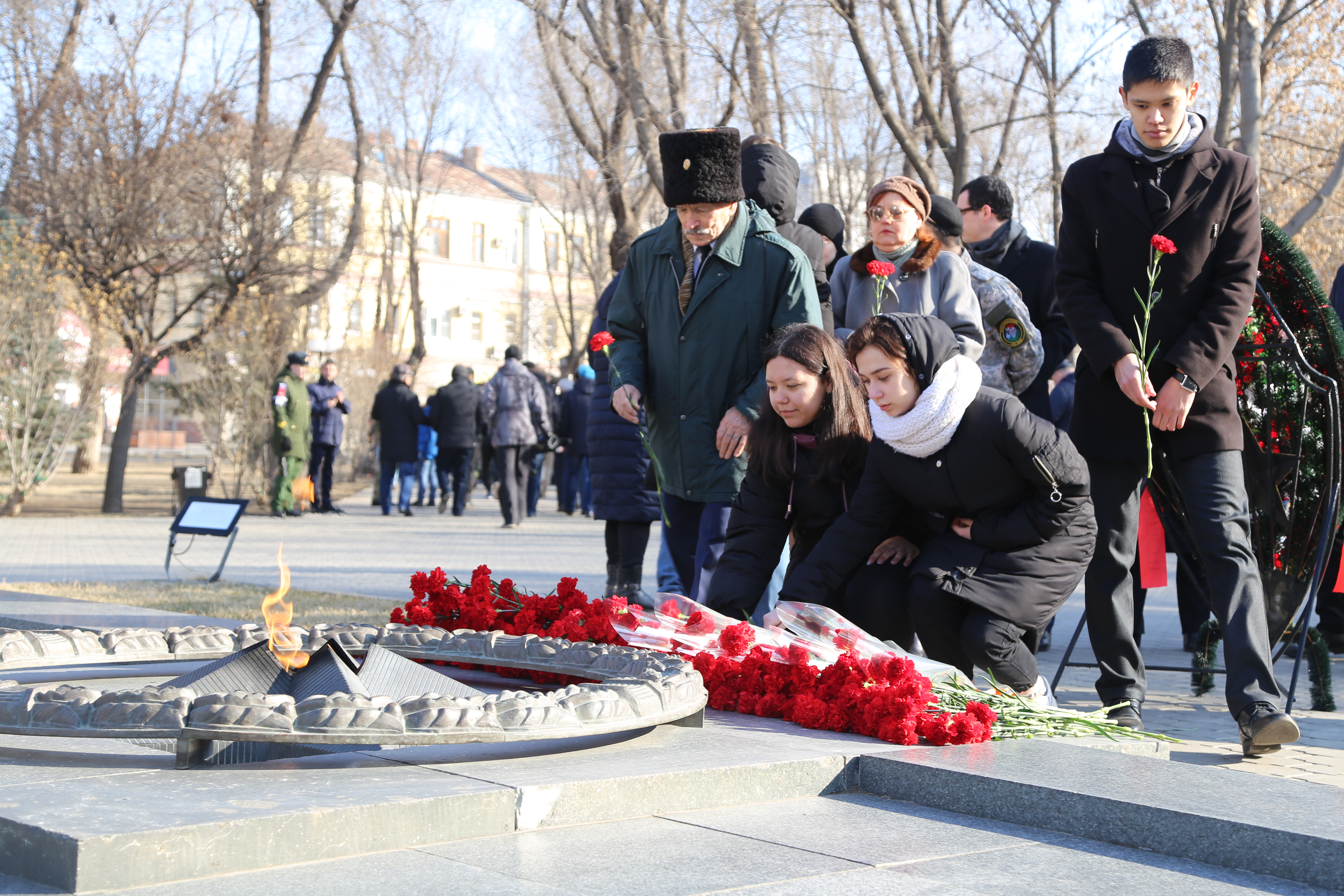 Рисунки возложение цветов к обелиску