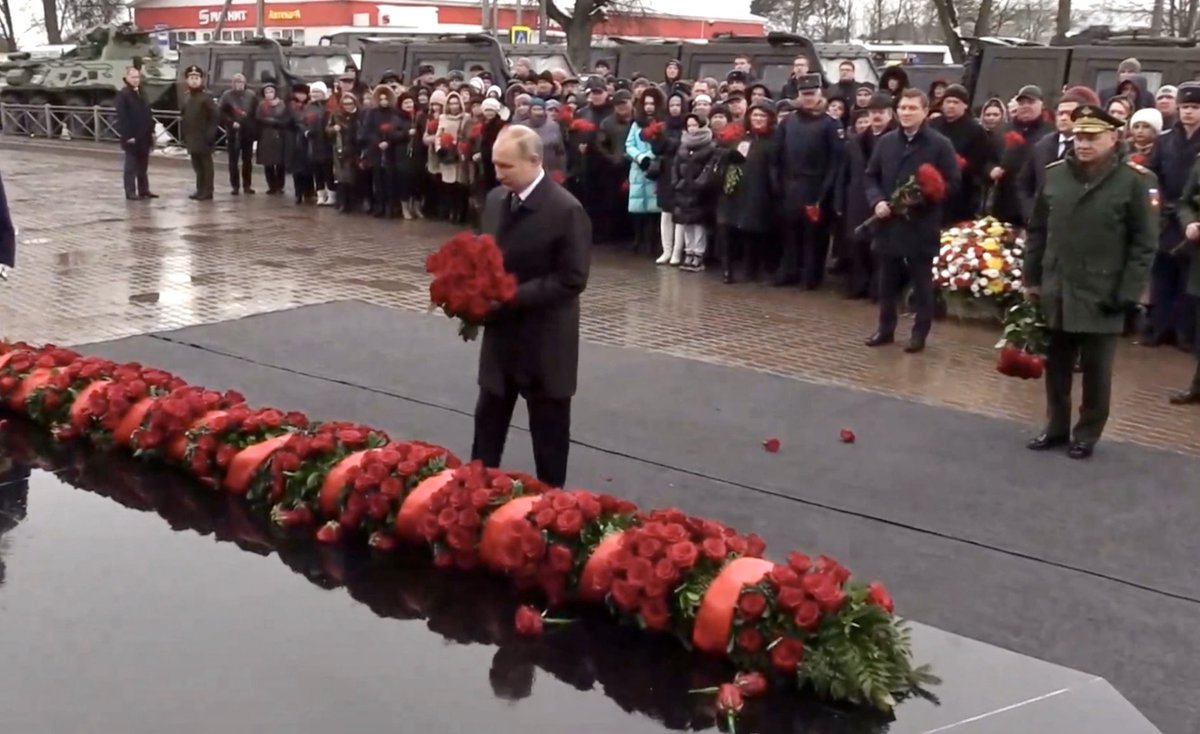 Путин возложение цветов псковским десантникам