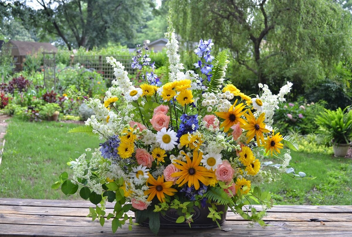 Композиции из садовых цветов
