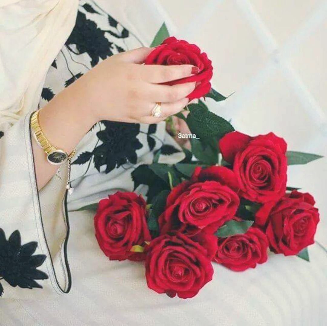 Цветы розы в руках девушки