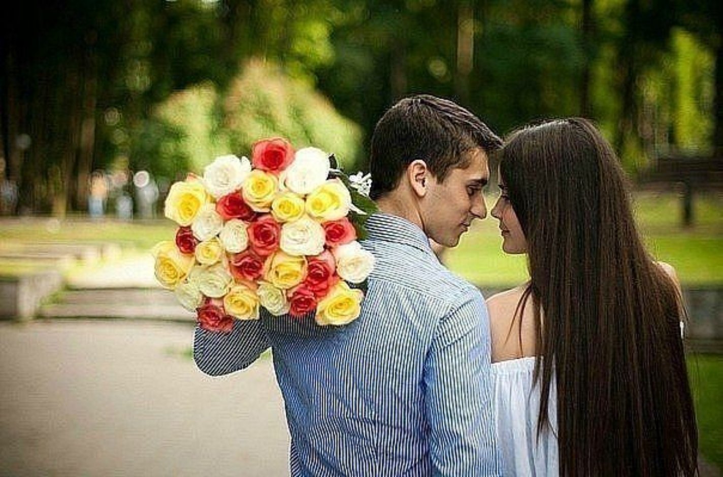 Юноша дарит цветы девушке