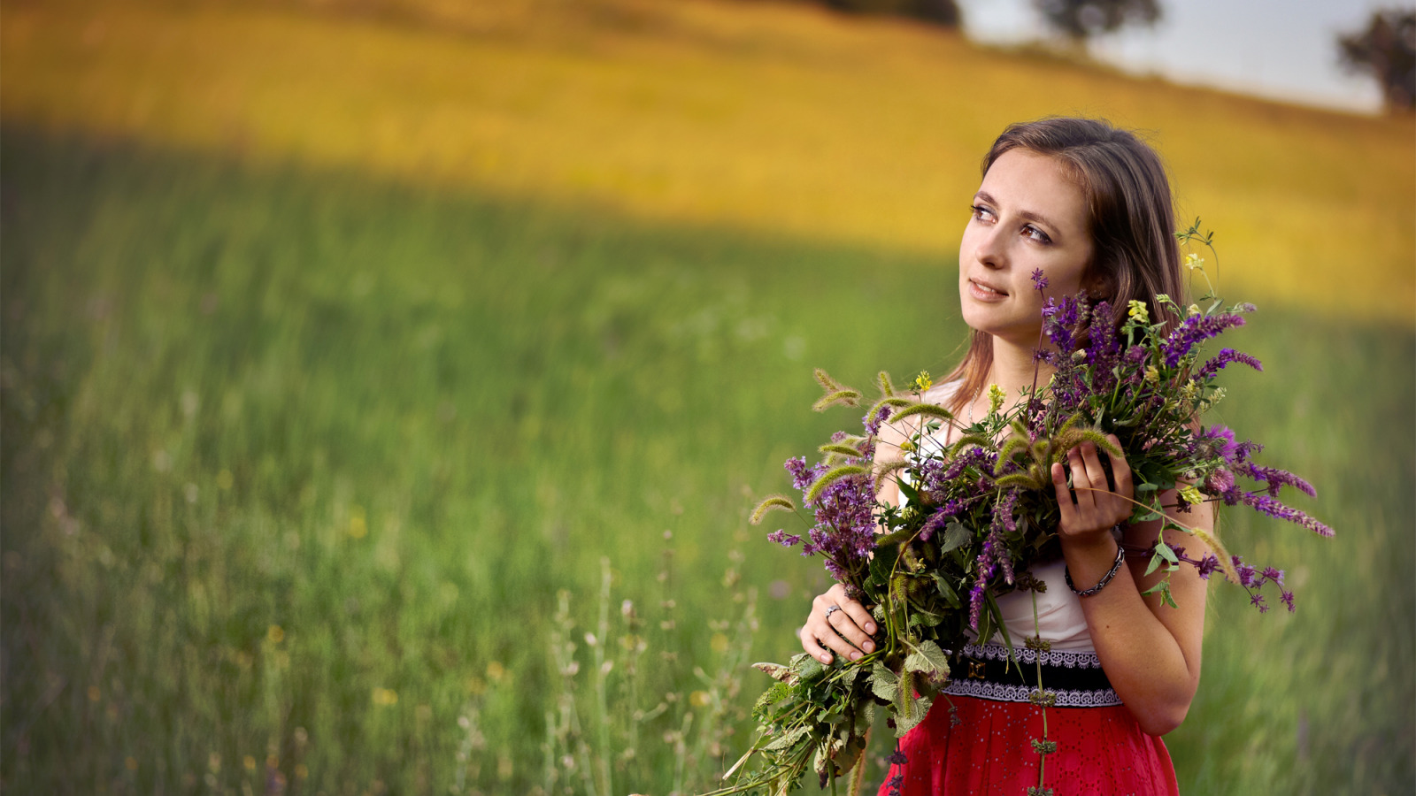 Девушка и полевые цветы