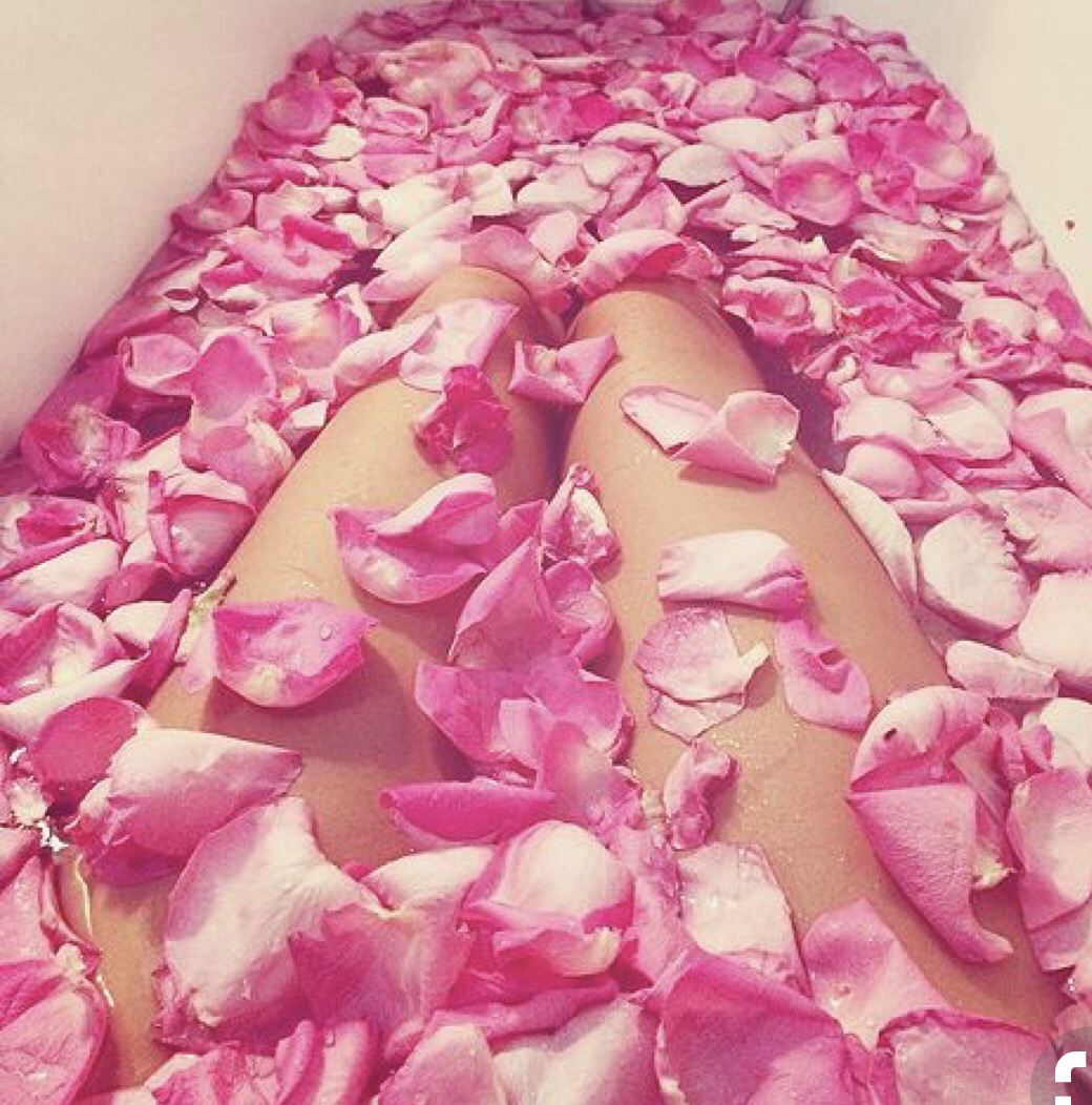 Ванна с розовыми лепестками роз