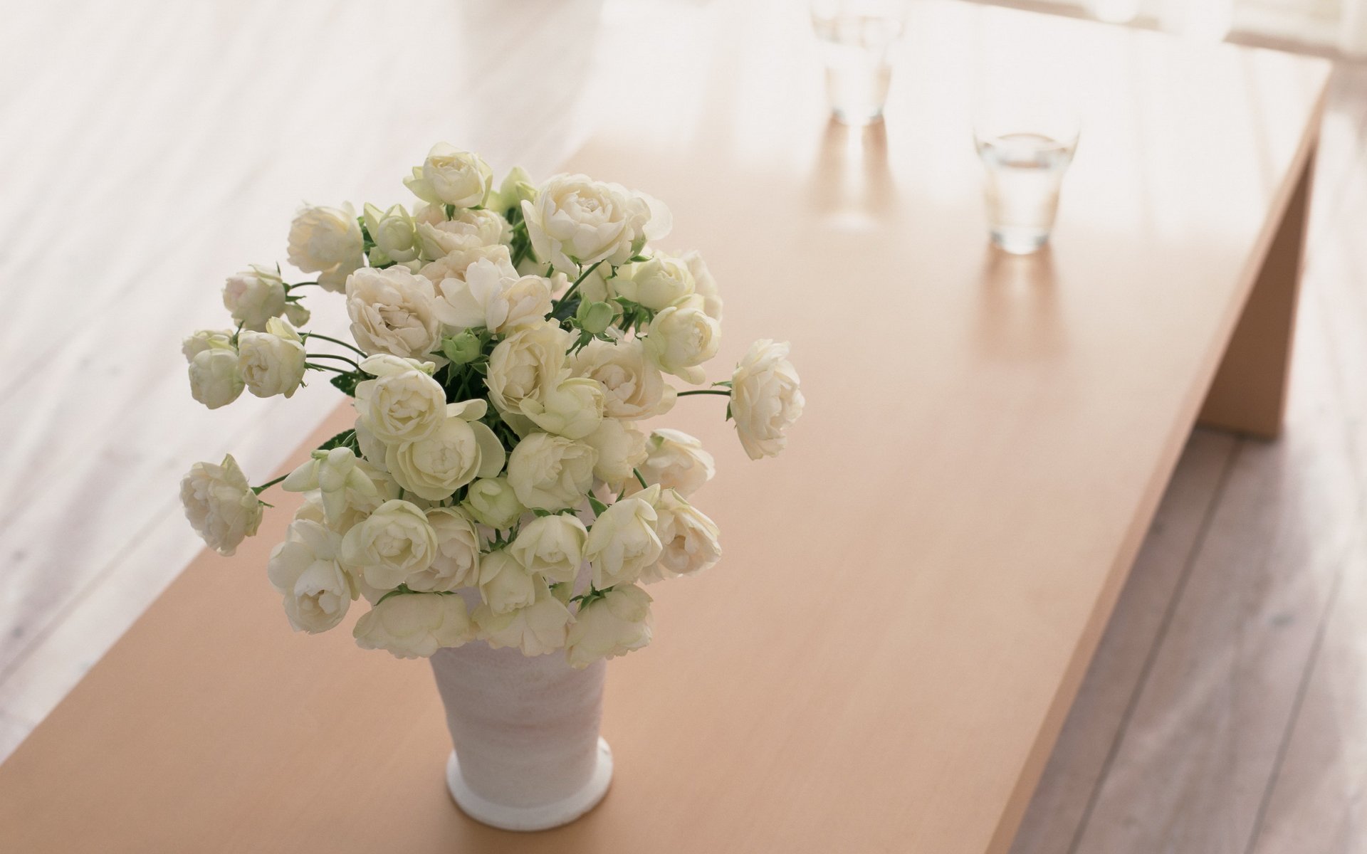 Бежевые цветы на столе