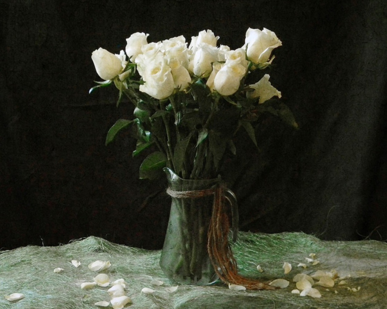 Натюрморт белая роза в вазе