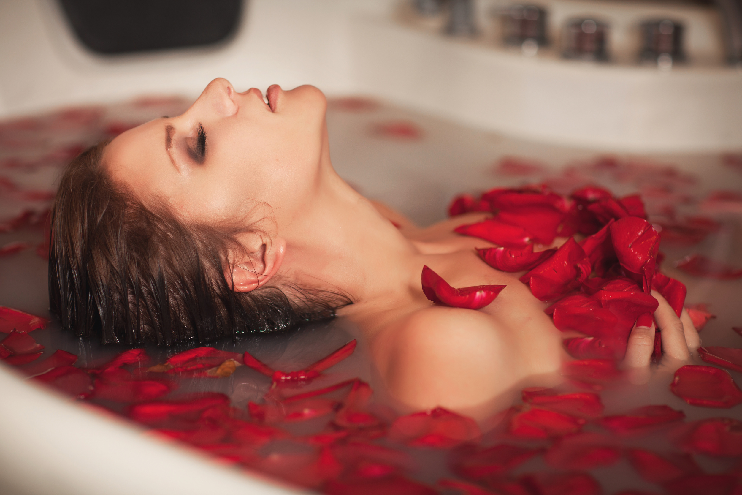 Эротика рыжей в большой ванне-джакузи