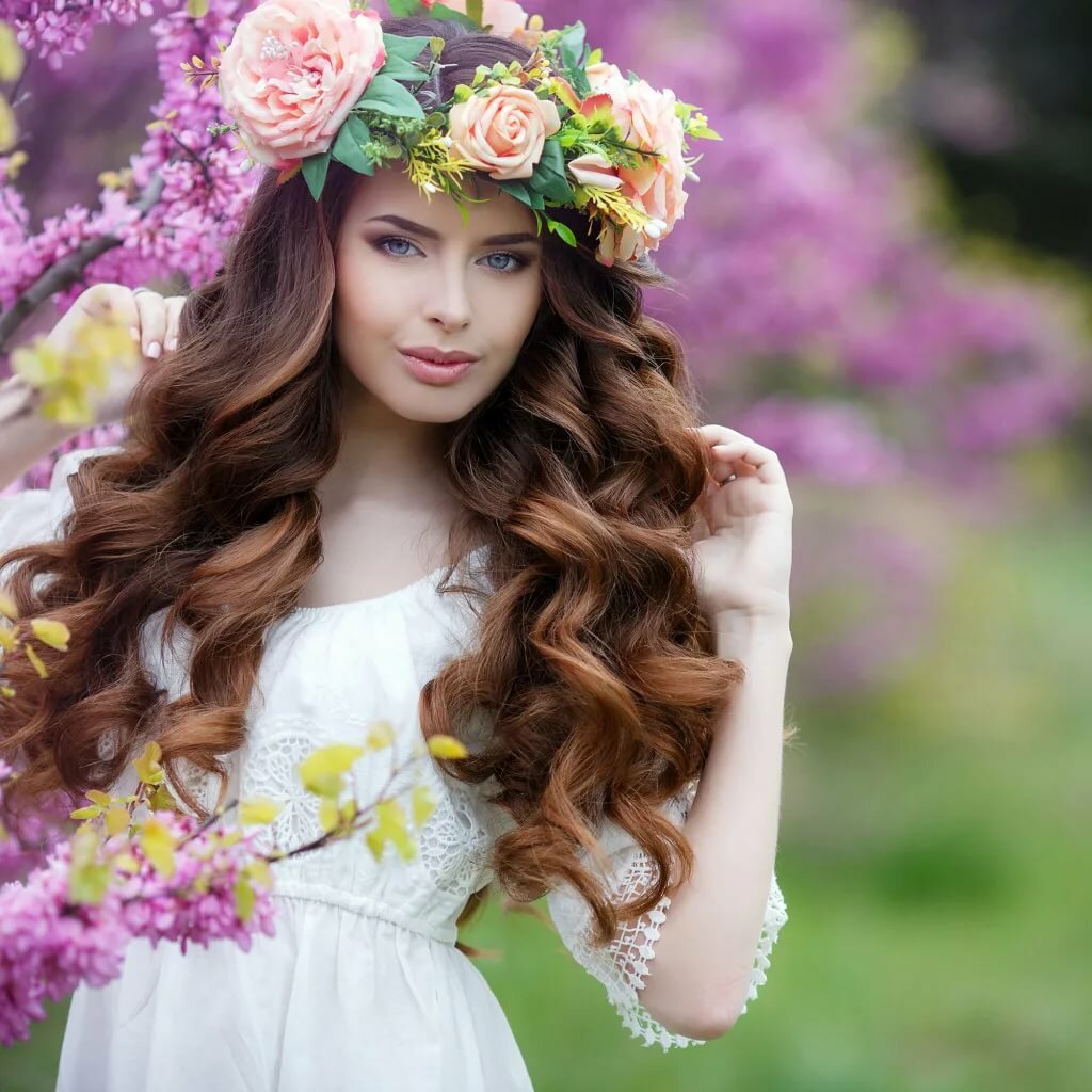 Красотка с цветком в волосах
