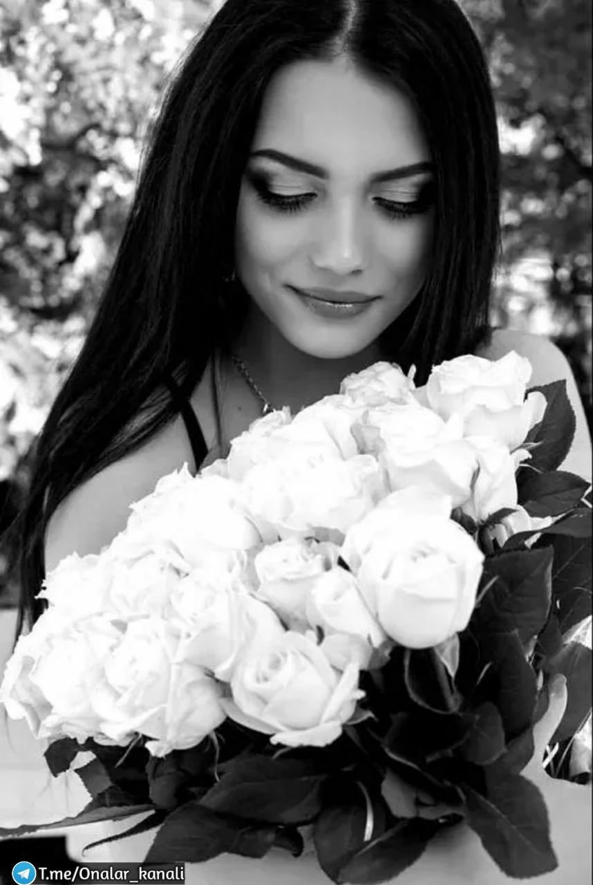 красивые девушки фото брюнетки с цветами