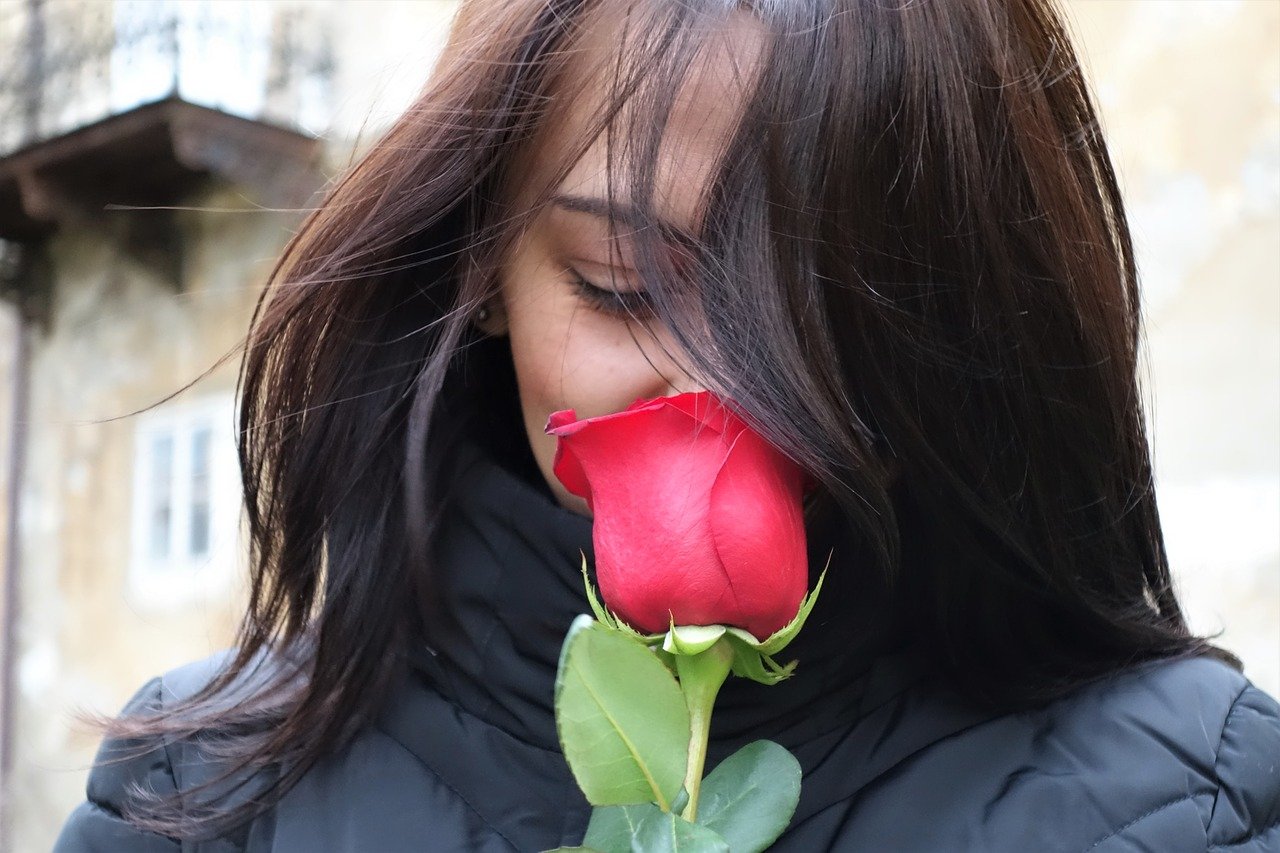 Девушка с крассной розой.