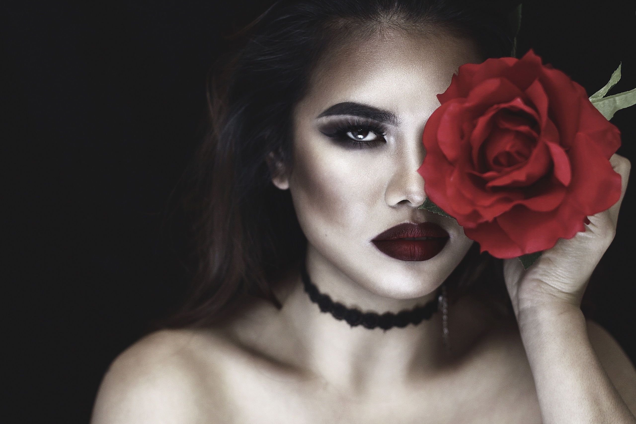 Девушка с крассной розой.