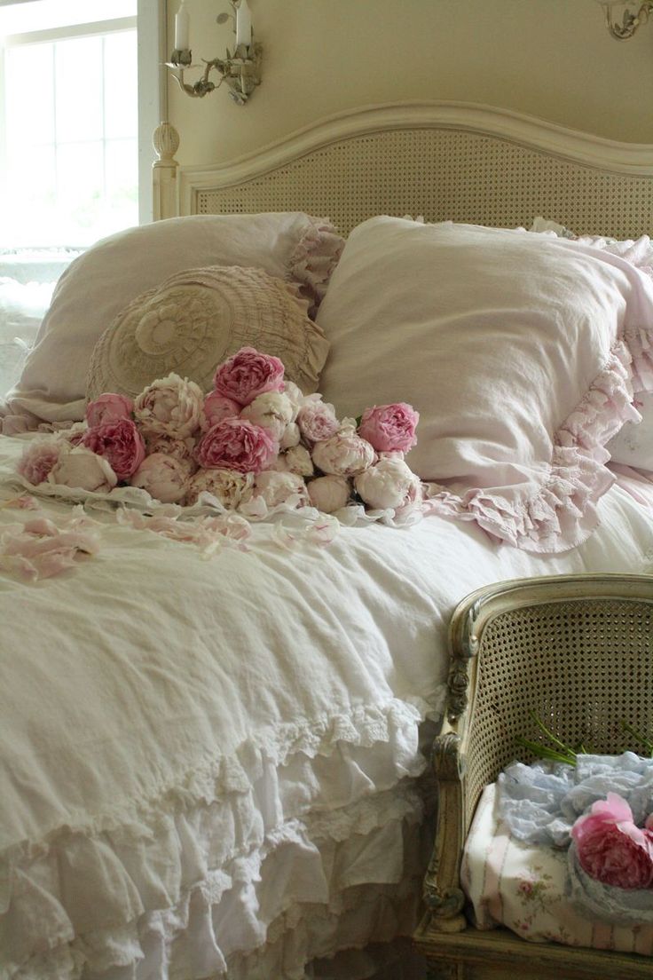 Цветы на кровати дома фото