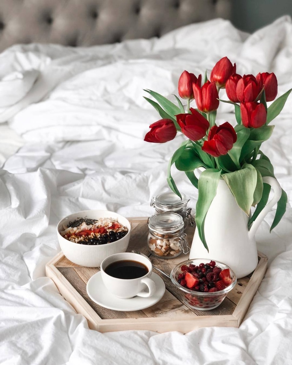 Завтрак в постель с розами