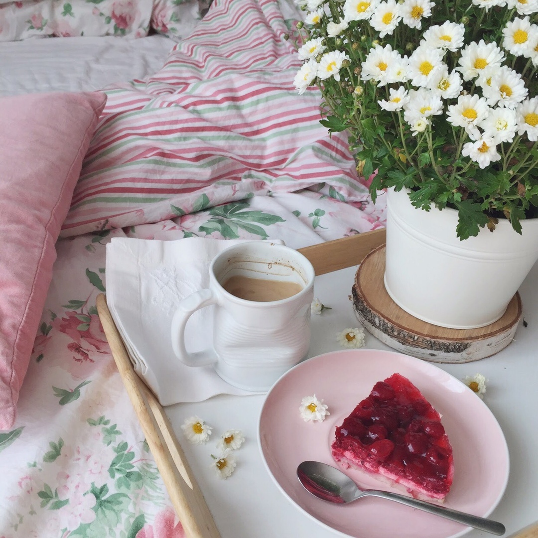 Цветы и завтрак в постель