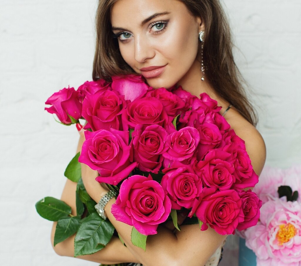 Роскошная девушка с розами
