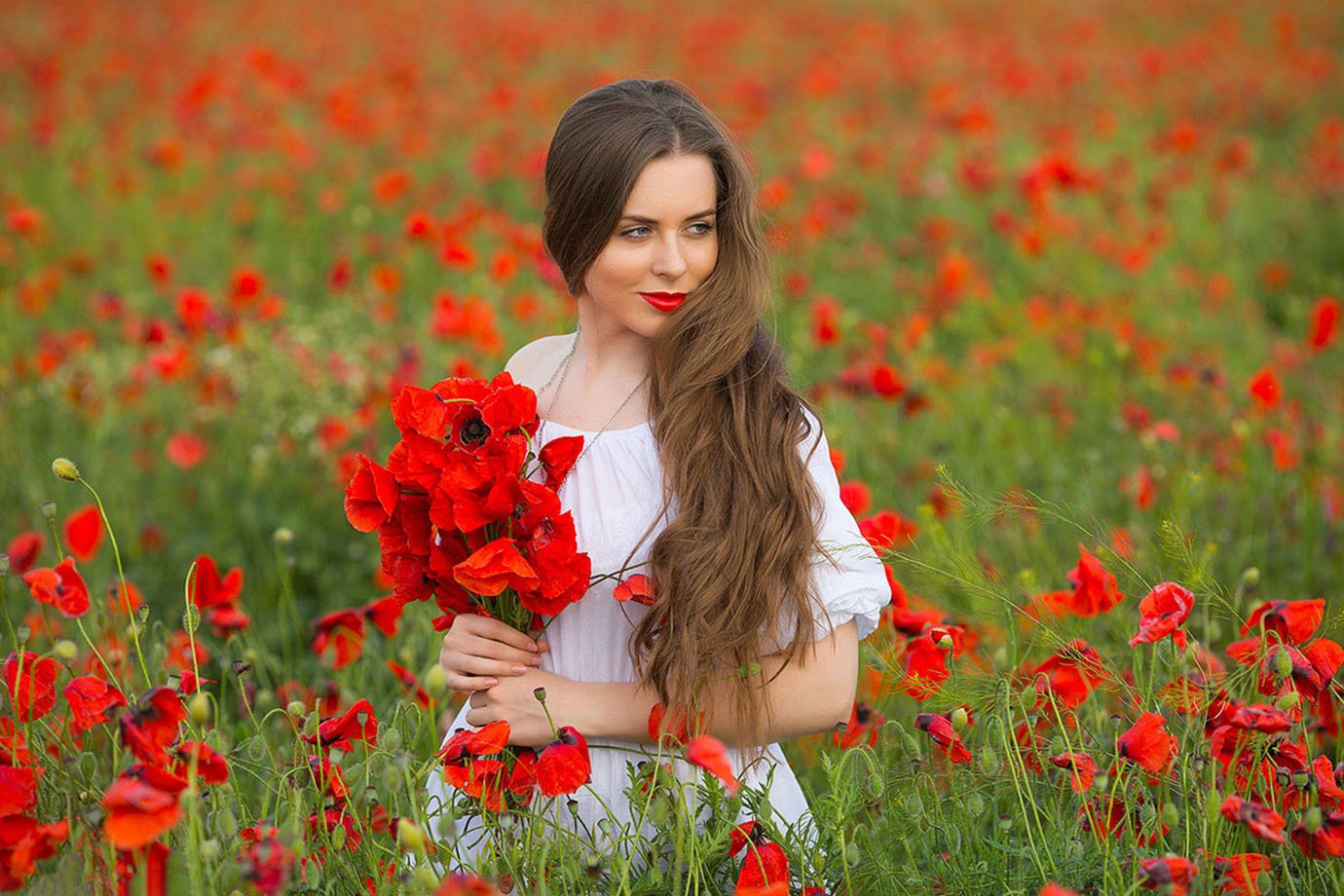 Девушка С Красным Цветком Фото
