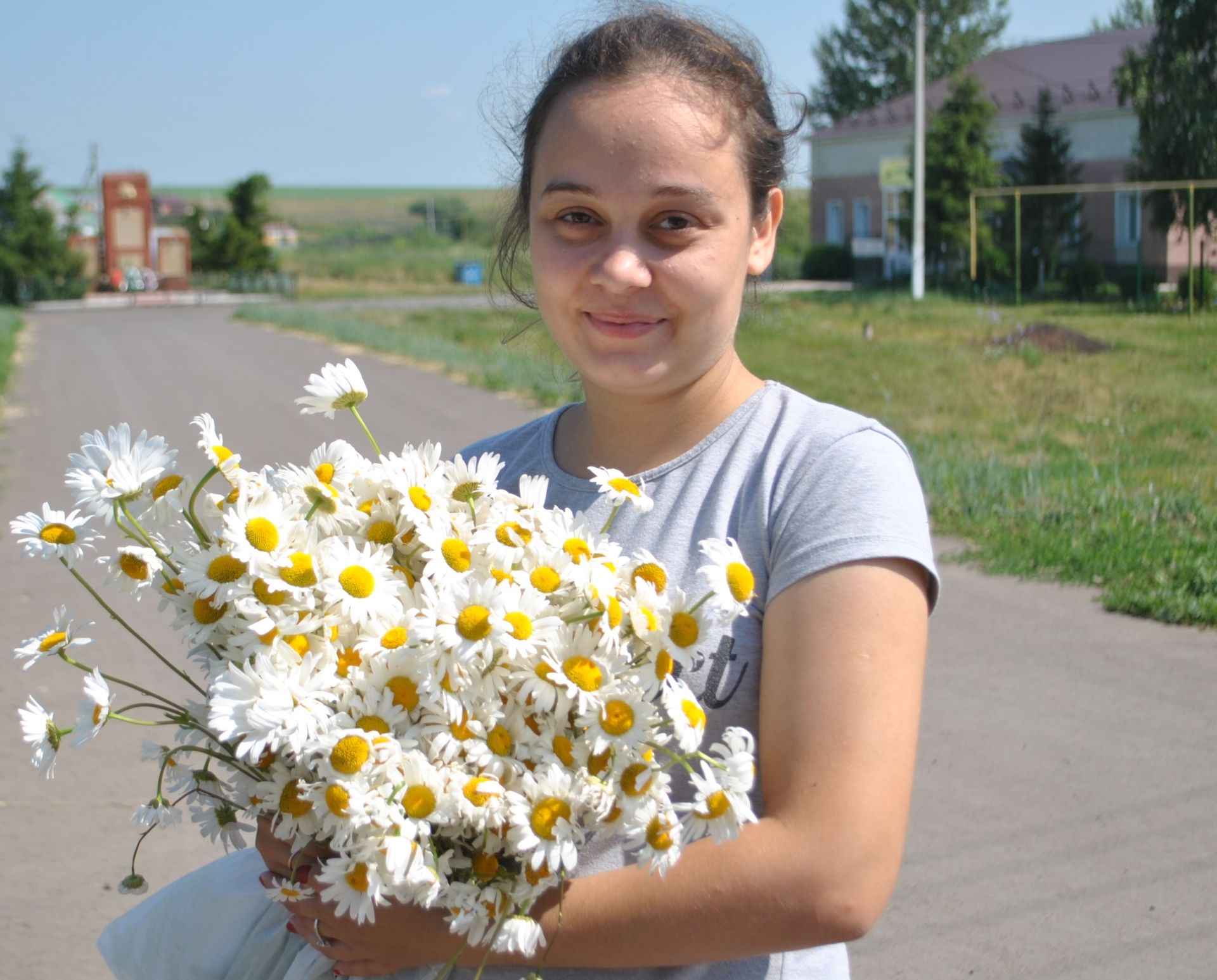 Девушка с большим букетом ромашек