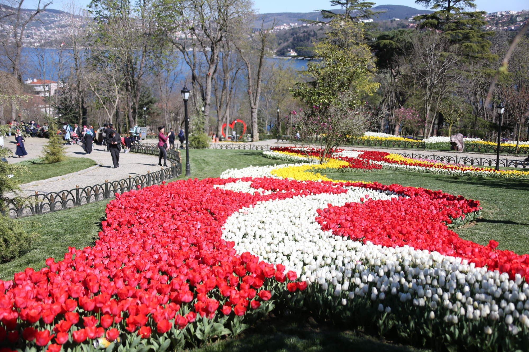 Парк Эмирган в Стамбуле в апреле