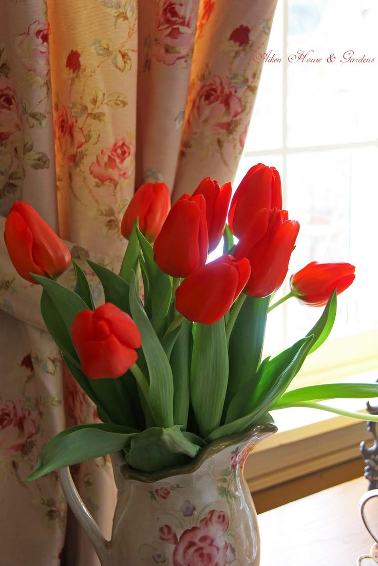 Сшитые тюльпаны в вазе в интерьере