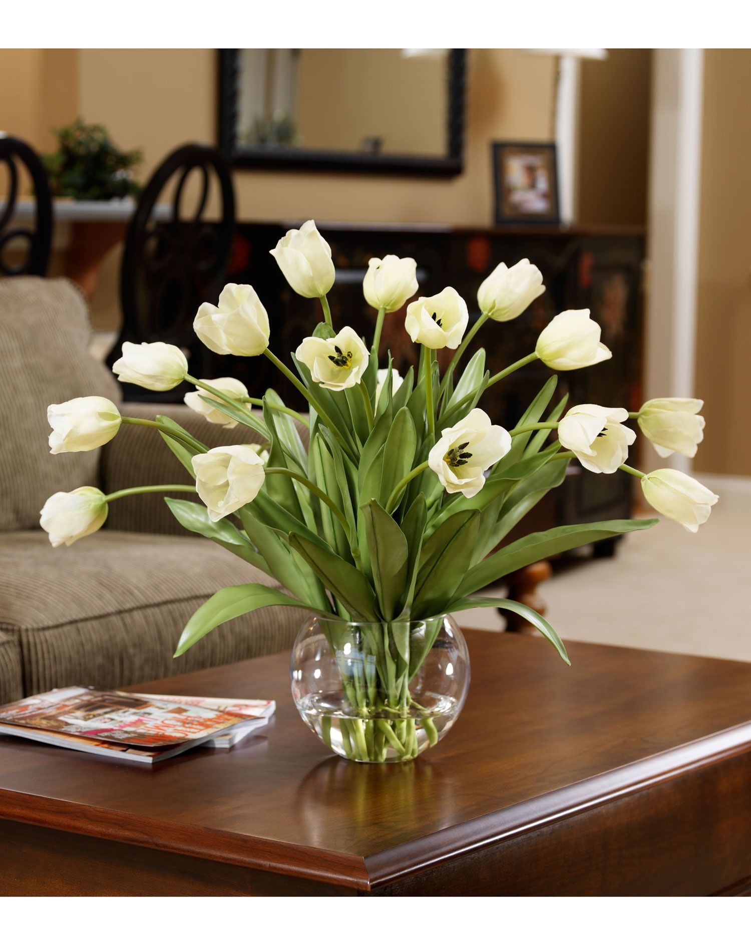 белые тюльпаны в интерьере