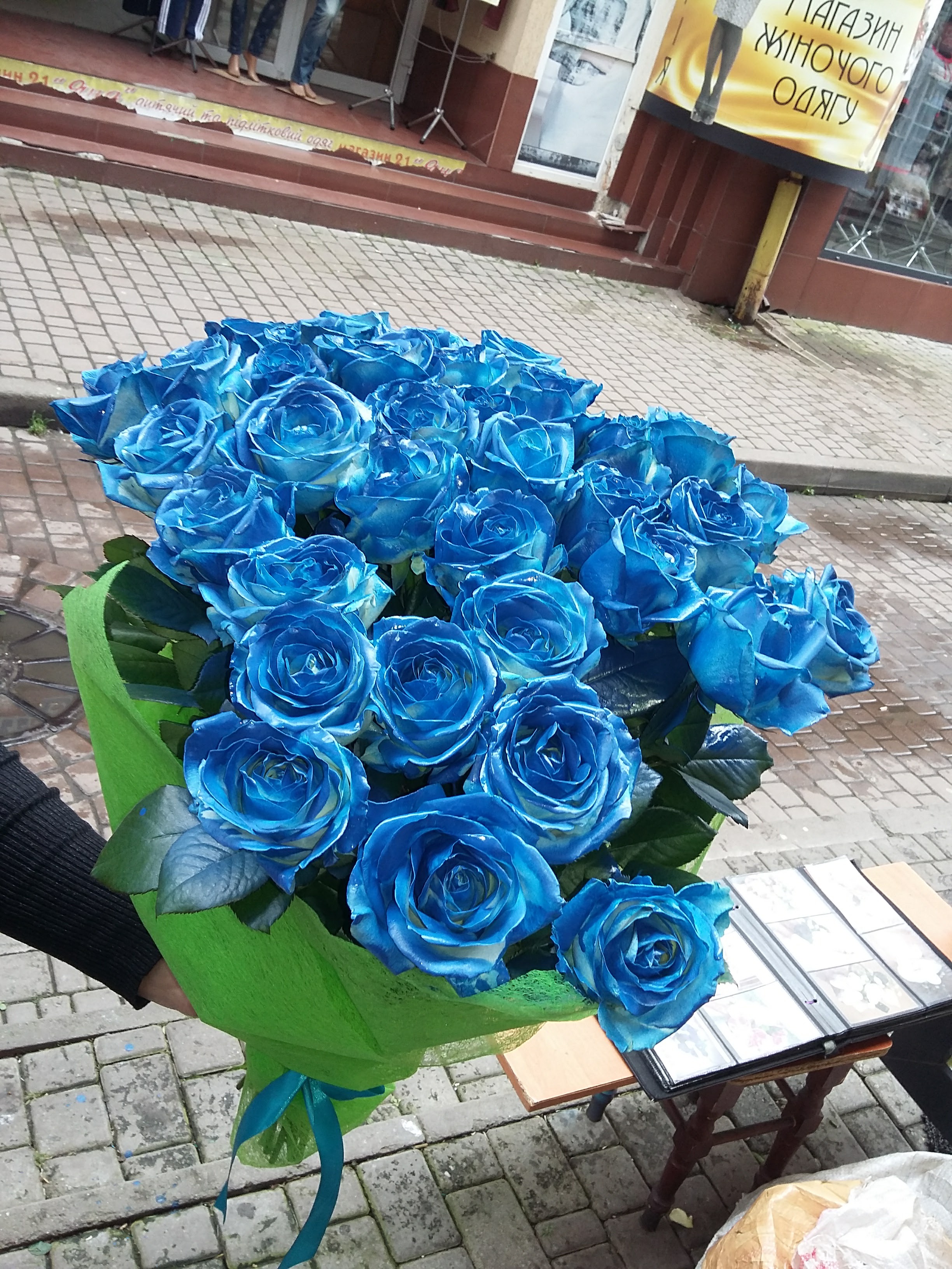 Крашеные синие розы
