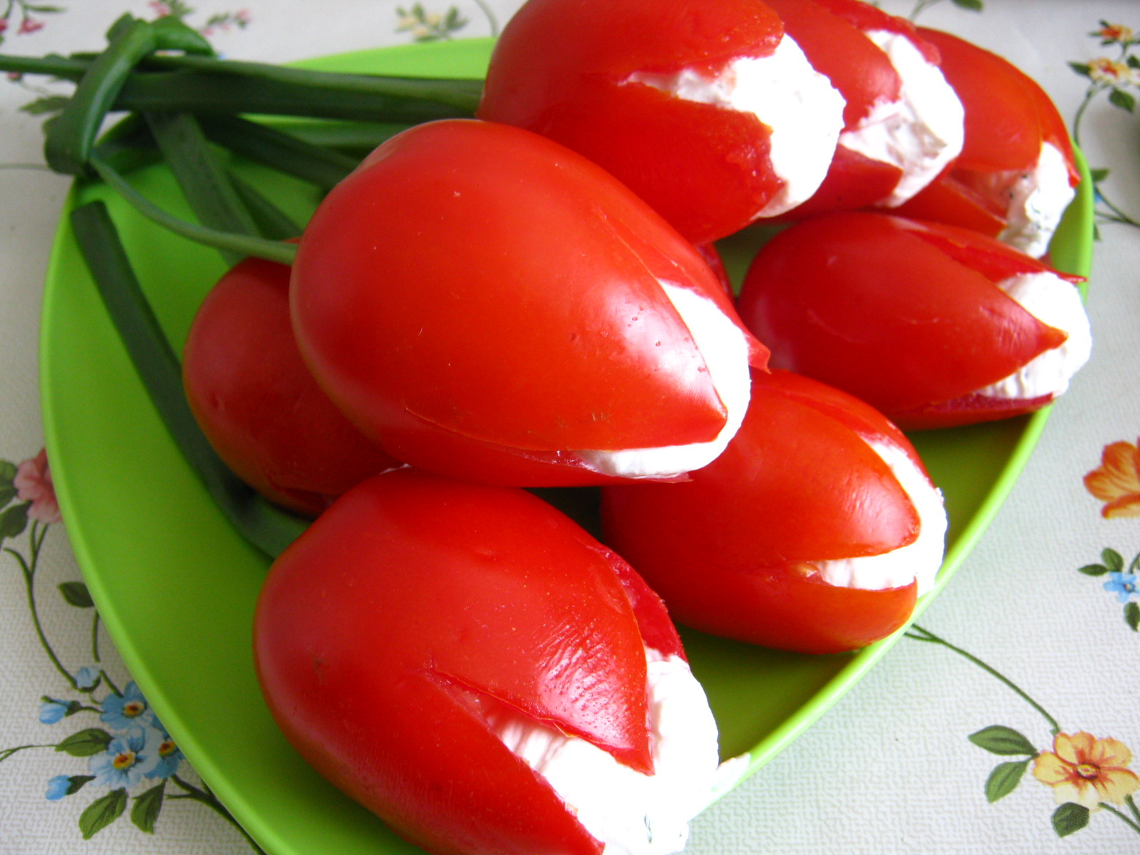 Фаршированные помидоры черри тюльпаны