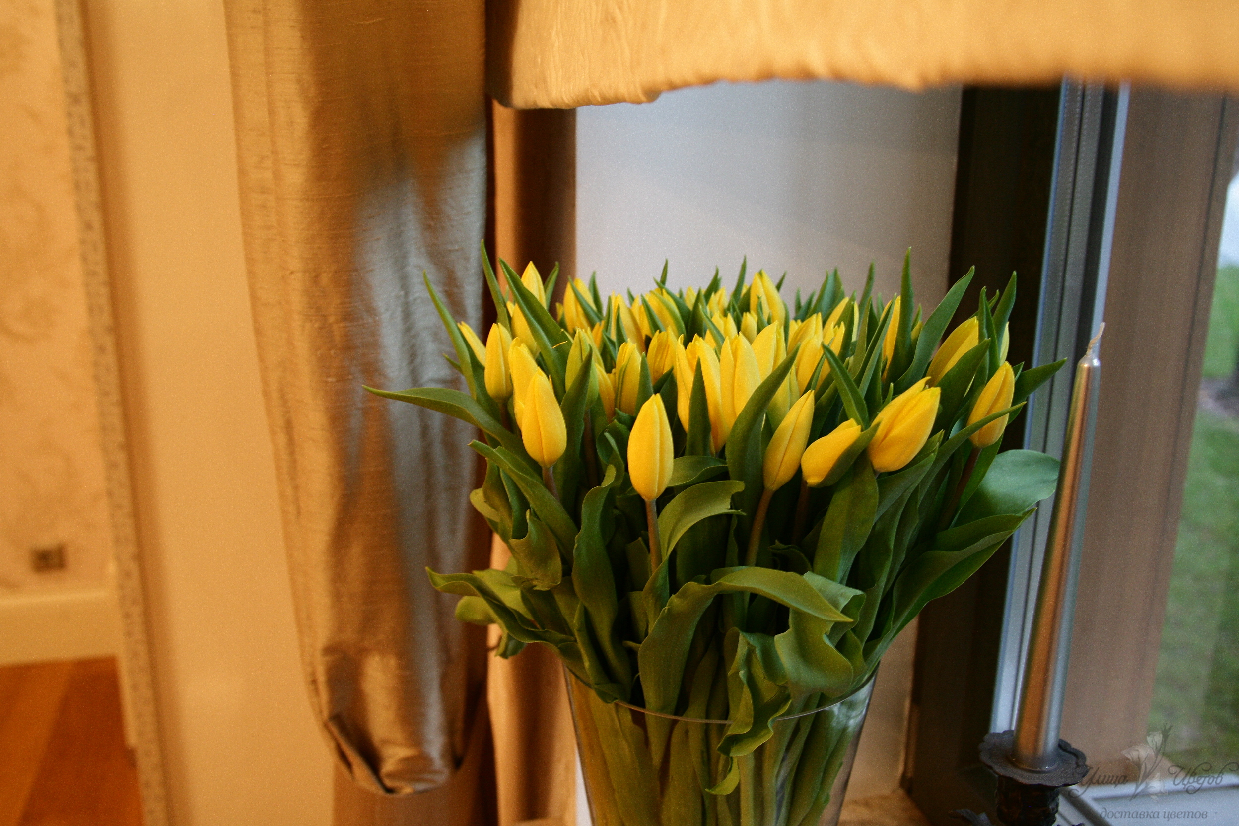 Тюльпаны в вазе на комоде